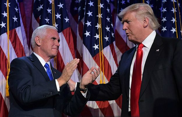 Mike Pence upomniany ze sceny, by przestrzegał wartości Ameryki. Jest reakcja Donalda Trumpa