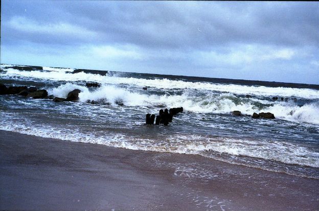 Silny sztorm na Bałtyku, wichura na lądzie i ostrzeżenie przed cofką