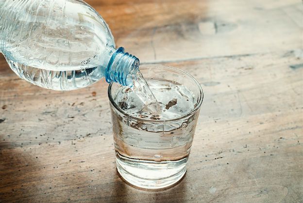 Prokuratura: w butelce wody znajdował się płyn do utwardzania żywic