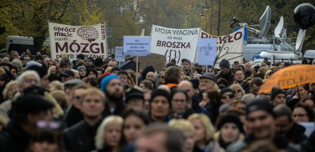 Rozpoczął się Ogólnopolski II Strajk Kobiet: "nie składamy parasolek"