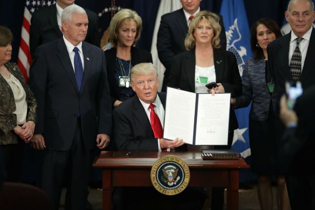 Donald Trump podpisał już kilkanaście rozporządzeń. Projekt nowego dekretu zszokował nawet członków jego gabinetu