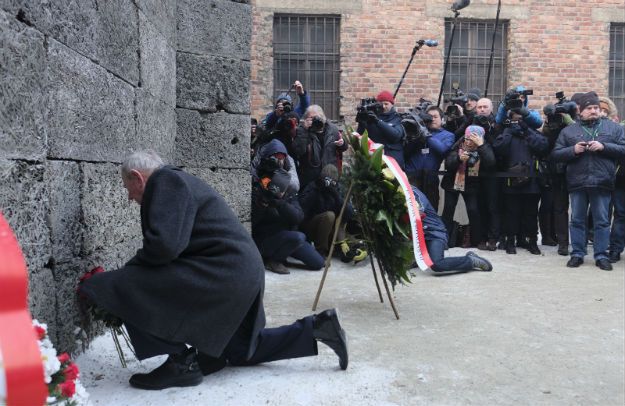 72. rocznica wyzwolenia Auschwitz. Byli więźniowie złożyli kwiaty pod Ścianą Straceń