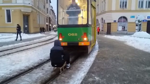 Policja ustaliła tożsamość mężczyzny, który zorganizował sobie kulig za tramwajem