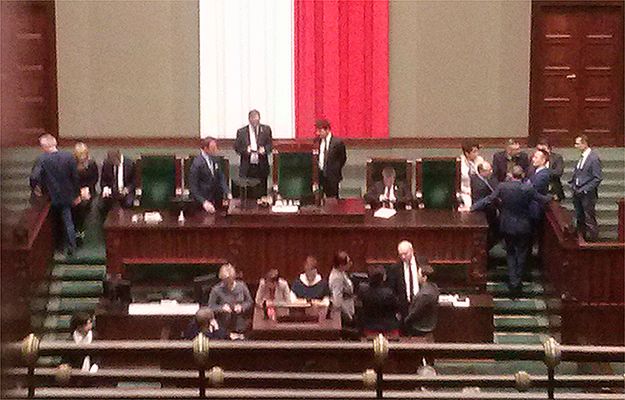 Posłowie PO pod wodzą Grzegorza Schetyny zrobili próbę generalną blokowania mównicy w sejmie