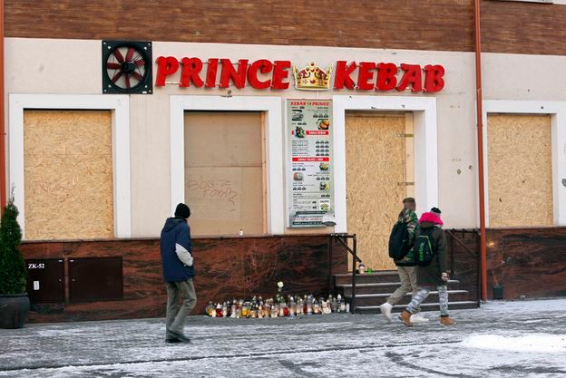 Zamieszki po zabójstwie w Ełku. Wiadomo, kto podpalił mieszkanie cudzoziemca zatrudnionego w barze z kebabem