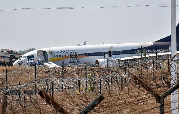 Samolot linii Jet Airways wypadł z pasa podczas próby startu. Rannych zostało 15 osób