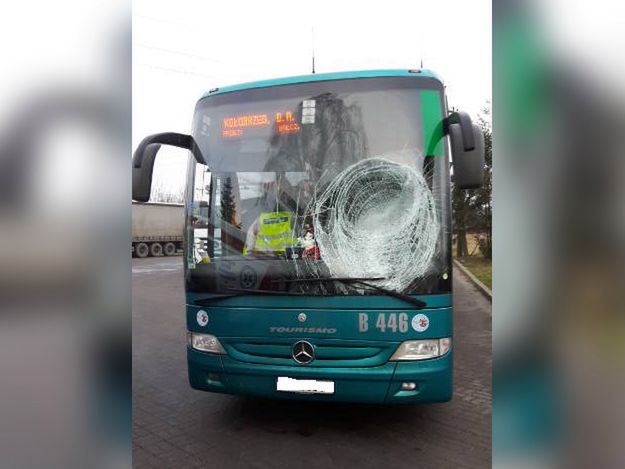 Bryła lodu spadła z ciężarówki na szybę autobusu. Ranny 25-letni kierowca
