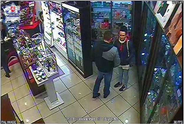 Lublin: odwrócili uwagę ekspedientki i ukradli utarg perfumerii. Policja prosi o pomoc