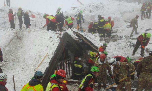 Włochy: ratownicy wydobyli spod zwałów śniegu i gruzu ciało szóstej ofiary lawiny