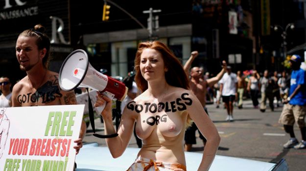 Uczestniczki demonstracji uważają, że kobiety powinny mieć prawo do odkrywania piersi tak samo jak mężczyźni