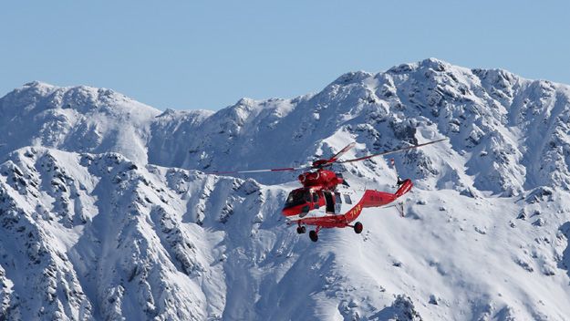 Śmigłowiec TOPR podczas akcji poszukiwawczej w Tatrach