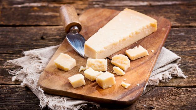 Parmigiano ma nieco ostrzejszy smak niż Grana Padano