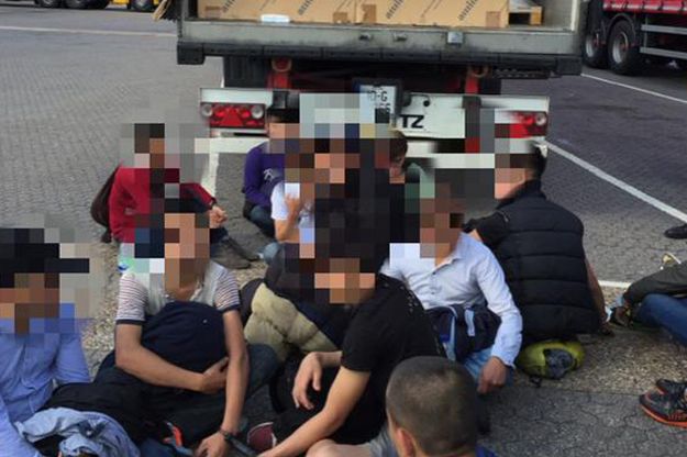 Polski kierowca przemycał imigrantów do Wielkiej Brytanii? 18 osób w tirze