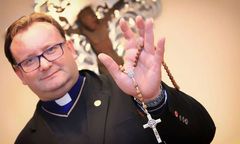 Szalik klubu na szyi i różaniec w ręku. Nowy pomysł ks. Wąsowicza: nie ważne, czy ktoś będzie widział w tym groteskę