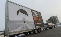 Wyruszył mobilny billboard z napisem "Death Camps Were Nazi German"
