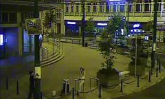 Ktoś celowo oblepił słupy w centrum Poznania plakatami z wulgarnym gestem