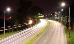 Nowy system oświetlania ulic w Krakowie już działa. "Piesi na chodnikach nic nie widzą"