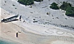 Rozbitkowie uratowani z bezludnej wyspy dzięki napisowi "SOS" na piasku