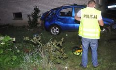 Wypadek w Grobi - suzuki dachowało i uderzyło w budynek. Kierowca zginął na miejscu