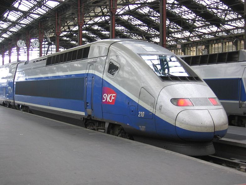 Ponad 2 tys. pasażerów spędziło noc w dwóch pociągach TGV
