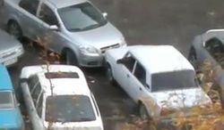 Lepiej nie zastawiać czyjegoś samochodu na parkingu