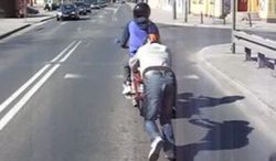 Wiatr we włosach po polsku