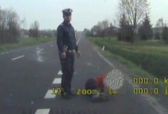 Byli tak pijani, że położyli się na drodze