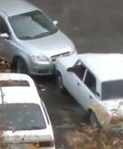 Lepiej nie zastawiać czyjegoś samochodu na parkingu