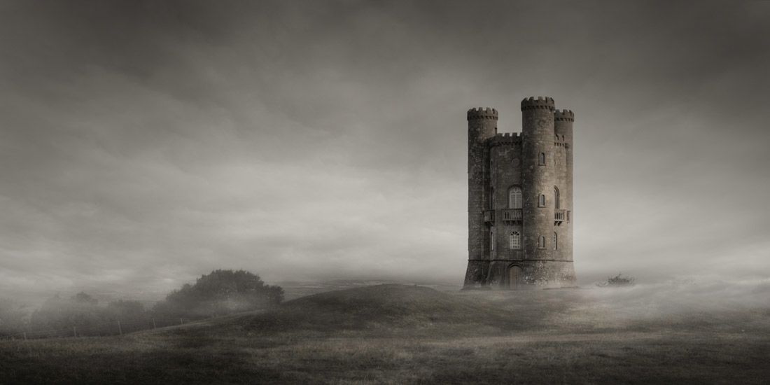 Praca Moore'a przedstawia samotną wieżę w onirycznej scenerii mgły i łąk. Wyjęta ze snu scena napawa niepokojem, lecz jednocześnie swojego rodzaju mroczną sielanką.