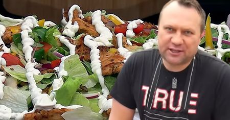 Popisowa sałatka gyros Tomasza Strzelczyka. Zrobisz raz i od razu stanie się hitem w twoim domu