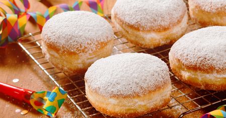 Pączki w posypce z cukru pudru lub z lukrem