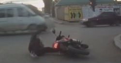 #dziejesiewmoto: pijany motocyklista przegrywa z grawitacją