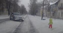 #dziejesiewmoto: przez nieuwagę rodziców dziecko wchodzi na ulicę
