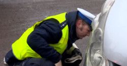 W Łodzi policjanci sprawdzali, czy kierowcy założyli zimowe opony