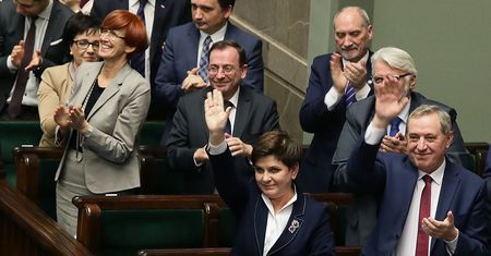 Polska świętuje razem z PiS. "Jak dają, to się bierze, jak biją, to się ucieka" [FELIETON]