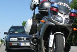 Policjanci ćwiczą jazdę na motocyklach. Ich się nie ustrzeżesz