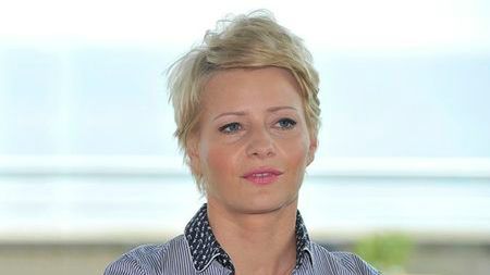 Przenosi się z planu na plan