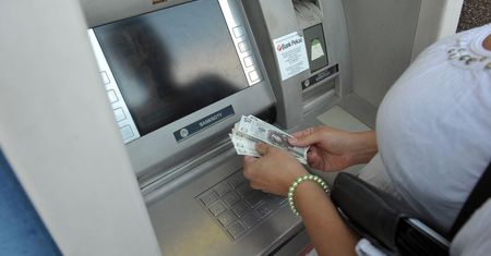 Ograniczenia w dostępie do konta i niedziałające karty. Tak będzie wyglądał weekend w niektórych bankach