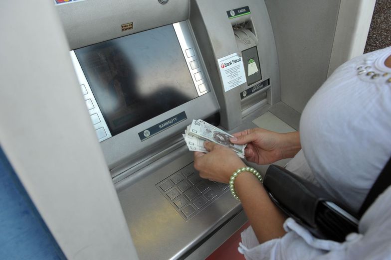 Klienci niektórych banków nie będą mogli podjąć pieniędzy z bankomatu -warto pomyślec o tym wcześniej