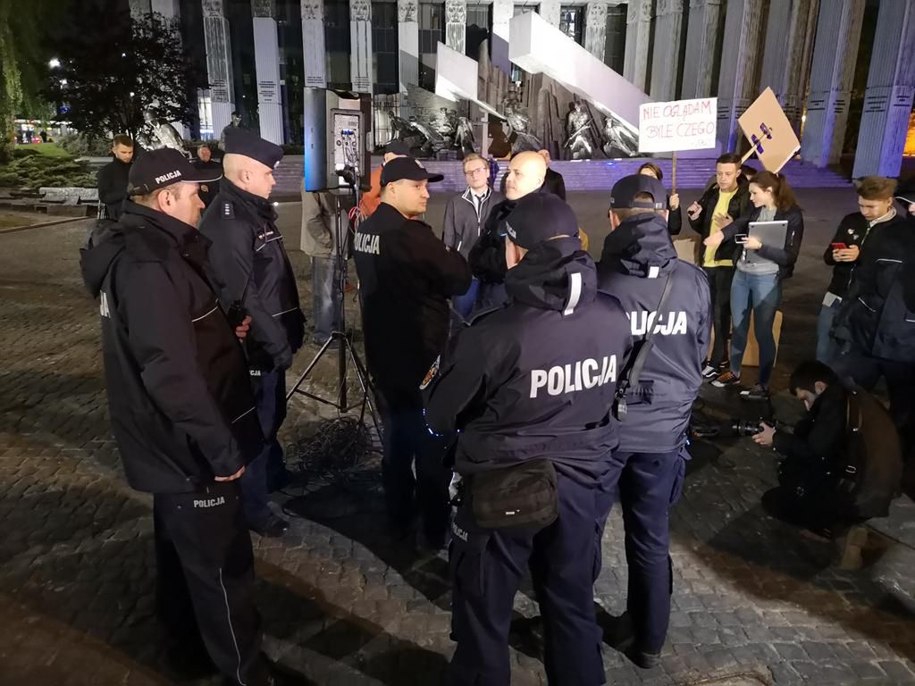 Warszawa. Policja zablokowała projekcję dokumentu "Tylko nie mów nikomu"