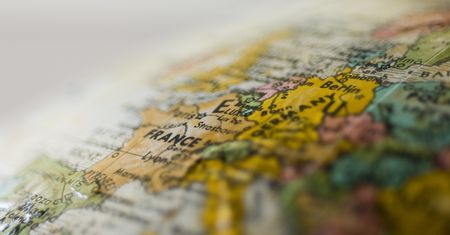 Które miasto nie leży w tym kraju? Sprawdź swoją wiedzę!