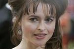 Helena Bonham Carter karmi piersią na miotle