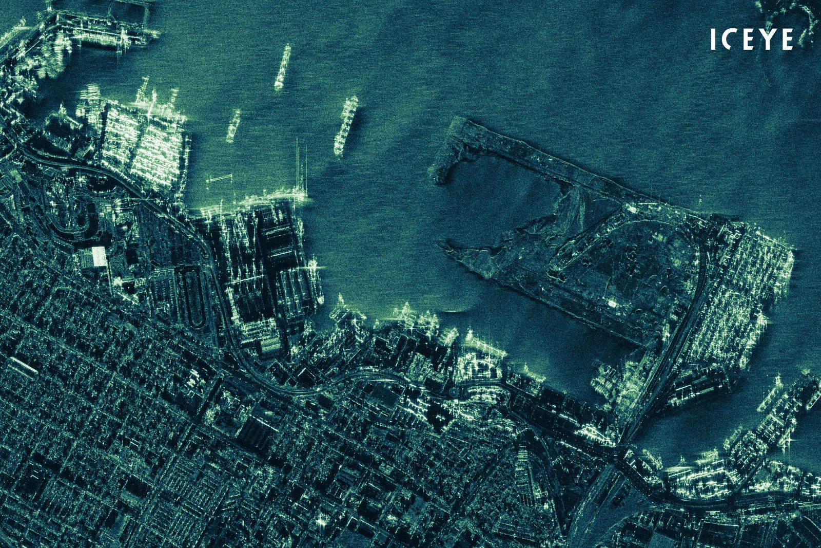 Port morski w Aleksandrii widziany przez satelity ICEYE