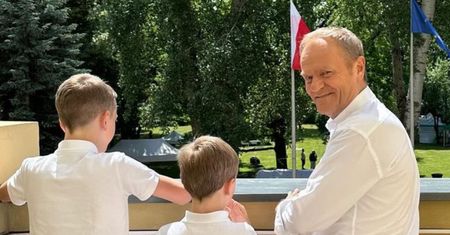 Donald Tusk z wnukami w Dzień Dziecka. Rozbawił internautów