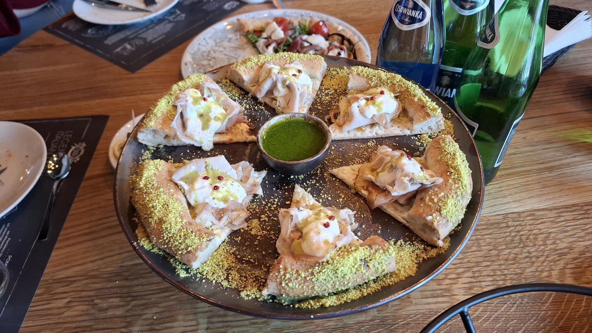 Pizzeria Laguna od lat cieszy się popularnością wśród mieszkańców Podgórza. Znana jest z cienkiego, chrupiącego ciasta i dużego wyboru dodatków. Obsługa jest szybka i sympatyczna, a lokal ma przyjazny klimat idealny na rodzinny obiad czy wieczorne spotkanie z przyjaciółmi.