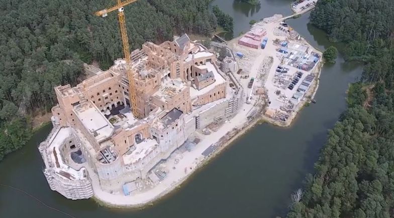 Najpierw kontrola z resortu środowiska, teraz CBA zajęło się budową zamku nad Notecią.