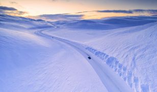 Fontanny śniegu w powietrzu. Niesamowity widok w Norwegii