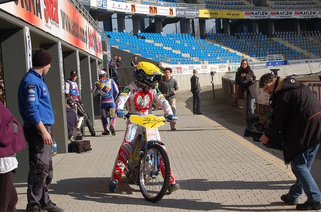 Tomasz Gollob szykuje się do wyjazdu na tor (fot. www.facebook.com/pages/Unibax-Toruń)