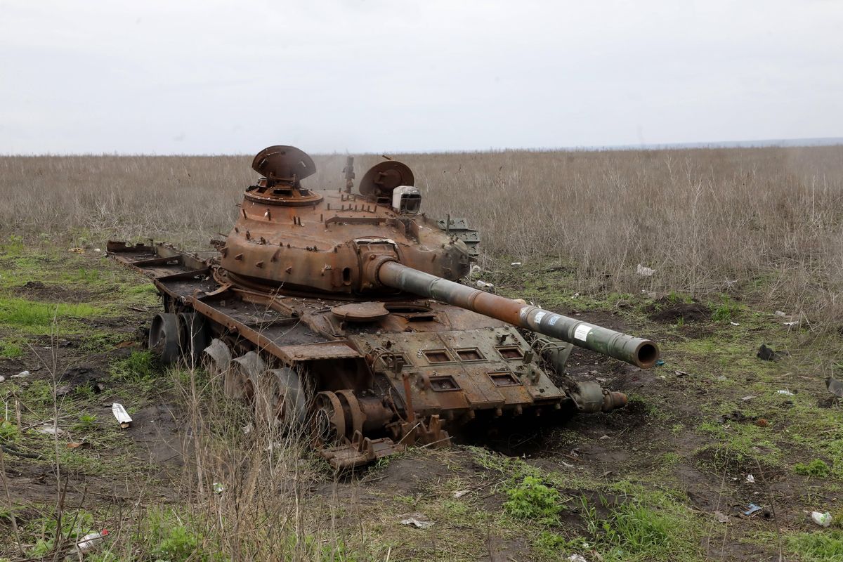 Zniszczony czołg na wschodzie Ukrainy