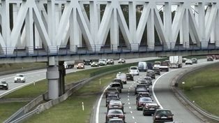 Toruń: Paraliż po wypadku na A1. Służby działają, trzy osoby ranne